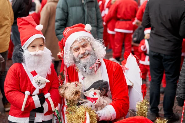 Riga, Lettonie - 08 décembre 2019. Marché de Noël sur la place du Dôme, dans la vieille ville. Les gens achètent des souvenirs traditionnels à un marché de Noël européen. Maisons de négoce avec vente de cadeaux de Noël . — Photo