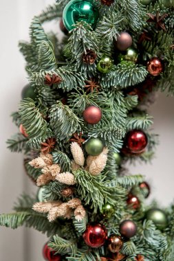 Beyaz kapıdaki taze ladin güzel Noel çelengiyle ilgili detaylar. Evin girişi. Noel havası. Xmas ağacı.