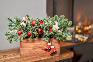 Kırsal ahşap bir kutuda taze ladin aranjmanı. Noel havası. Bokeh of Garland, arka planda lambalar.