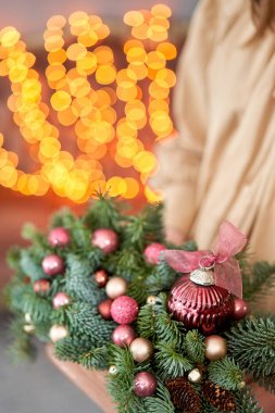 Kırsal ahşap bir kutuda taze ladin aranjmanı. Noel havası. Bokeh of Garland, arka planda lambalar.