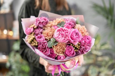 Pembe şakayıklar, Sarah Bernhardt ve farklı çiçekler. Avrupa çiçekçisi. Kadınların elinde güzel bir buket. Çiçekçi dükkanındaki çiçekçinin işi. Taze kesilmiş çiçek getirdim..