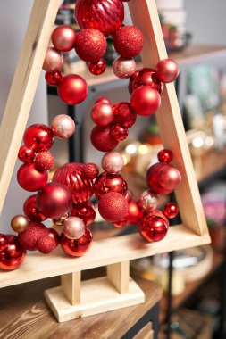 Alternatif ahşap Noel ağacı. El yapımı Noel ağacı ve kırmızı Noel topları..