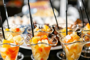 Kahvaltı büfesi. Bardakta taze meyve kokteyli. Meyveli tatlı. Sabah otel kahvaltı büfesi..