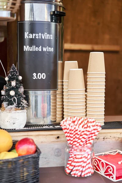 Вино на рождественской ярмарке. Бумажные чашки для рождественского глинтвейна в старом городе. — стоковое фото