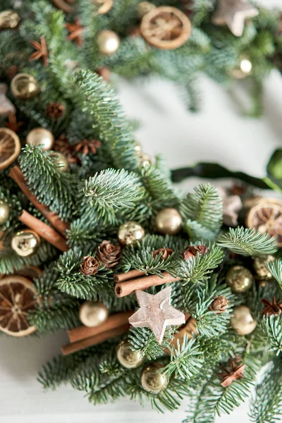白いドアの上に新鮮なトウヒの美しいクリスマスの花輪の詳細を閉じます。家への入り口。クリスマス気分。クリスマスツリー. — ストック写真