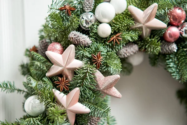 Dettagli primo piano di Bella ghirlanda natalizia di abete fresco sulla porta bianca. Ingresso alla casa. L'umore natalizio. Albero di Natale . — Foto Stock