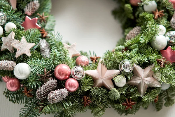 Close-up details van Prachtige kerstkrans van verse sparren op de witte deur. Toegang tot het huis. Kerststemming. Kerstboom. — Stockfoto