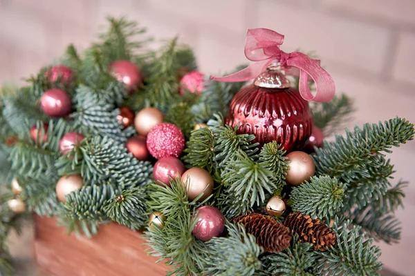 Nahaufnahme Details der kleinen Anordnung von frischen Fichten in einer rustikalen Holzkiste. Weihnachtsstimmung. Bokeh aus Girlanden, Lampen leuchten auf dem Hintergrund. — Stockfoto