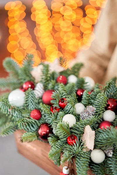 小的排列新鲜云杉在一个乡村木箱。 圣诞气氛。 加兰的Bokeh，背景灯. — 图库照片