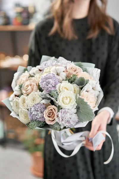 유럽의 꽃 가게. 여인들의 손에 아름다운 꽃다발 이 있다. 꽃 가게의 꽃사는 사람의 작품. 신선 한 꽃 배달. — 스톡 사진