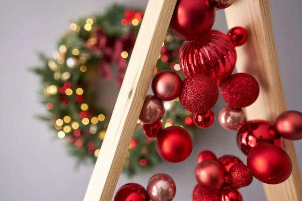 Close up red christmas balls. Alternative wooden christmas tree. A handmade Christmas tree. — Stock Photo, Image