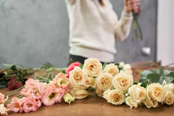 Paso a paso florista mujer crea rojo hermoso ramo de flores mixtas. Hermoso grupo fresco. Cursos de educación, master class y floristería. Entrega de flores. Concepto europeo de tienda floral . — Foto de Stock