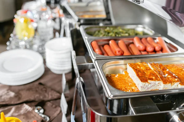 Desayuno buffet en el hotel. Muchas bandejas climatizadas listas para el servicio. Recipientes de metal con comidas calientes — Foto de Stock