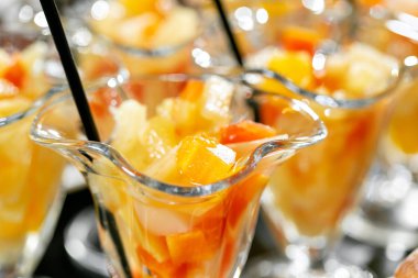 Kahvaltı büfesi. Bardakta taze meyve kokteyli. Meyveli tatlı. Sabah otel kahvaltı büfesi..