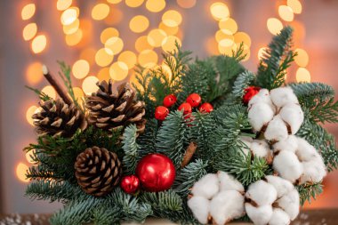 Kırsal ahşap bir kutuda taze ladin aranjmanı. Noel havası. Bokeh of Garland, arka planda lambalar.