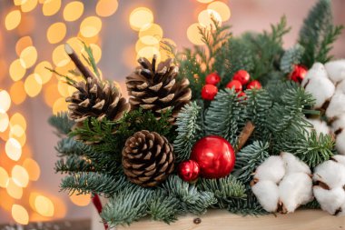 Kırsal ahşap bir kutuda taze ladin aranjmanı. Noel havası. Bokeh of Garland, arka planda lambalar.