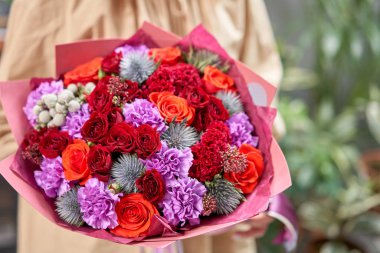 Modern çiçekçi dükkanı. Çiçekçinin işini bitirdim. Kadınların elinde güzel bir buket karışık çiçek. Taze kesilmiş çiçek getirdim..