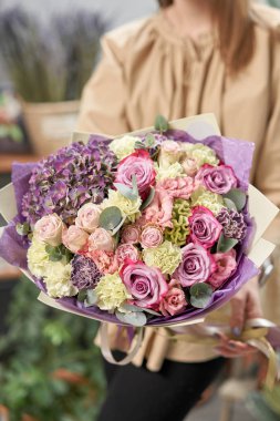 Modern çiçekçi dükkanı. Çiçekçinin işini bitirdim. Kadınların elinde güzel bir buket karışık çiçek. Taze kesilmiş çiçek getirdim..