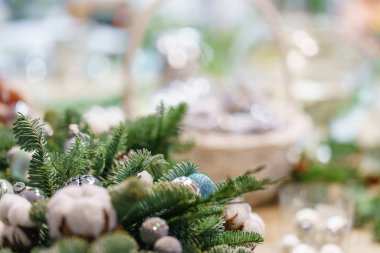 Noel dekorunu kendi elleriyle yaptılar. Dekoratif süsler konusunda yüksek lisans. Çiçekçi. Kadın bir xmas düzenlemesi yarattı..