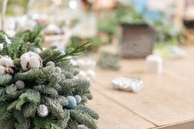 Noel dekorunu kendi elleriyle yaptılar. Dekoratif süsler konusunda yüksek lisans. Çiçekçi. Kadın bir xmas düzenlemesi yarattı..