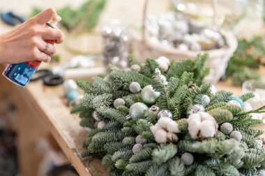 Noel dekorunu kendi elleriyle yaptılar. Dekoratif süsler konusunda yüksek lisans. Çiçekçi. Kadın bir xmas düzenlemesi yarattı..
