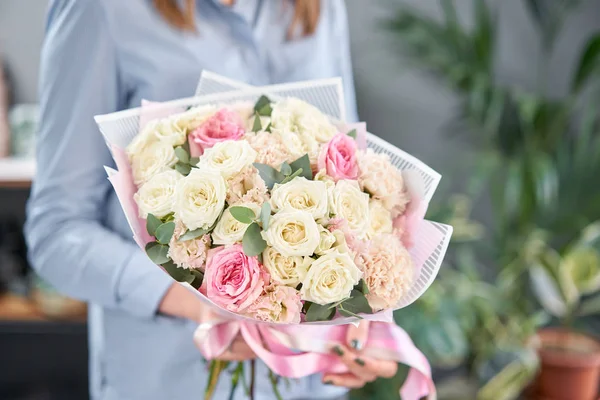유럽의 꽃 가게. 여인들의 손에는 아름다운 혼합 꽃들의 꽃다발 이 있다. 꽃 가게의 꽃사는 사람의 작품. 아주 신선 한 꽃송이. — 스톡 사진