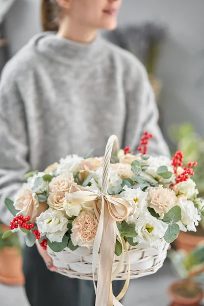 Arreglo floral en canasta de mimbre. Hermoso ramo de flores mixtas en mano de mujer. Concepto de tienda floral. Bonito ramo fresco. Entrega de flores — Foto de Stock