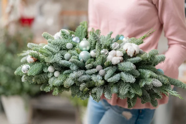 Decoración de Navidad con sus propias manos. Clase magistral sobre la fabricación de ornamentos decorativos. Floristería. Mujer creado un arreglo de Navidad . — Foto de Stock