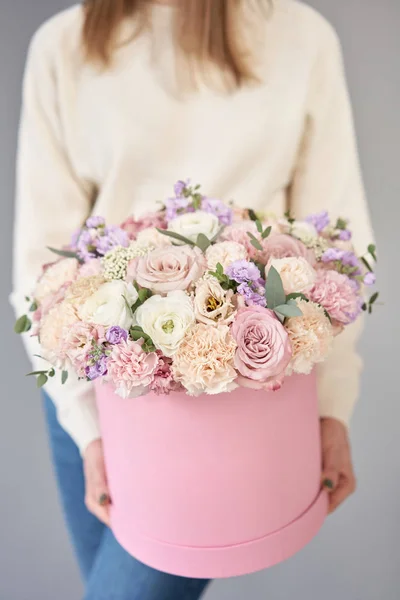 Fleuriste européen. Bouquet floral en boîte ronde. Bouquet de belles fleurs mixtes à la main de la femme. Excellentes fleurs de jardin dans l'arrangement, le travail d'un fleuriste professionnel . — Photo