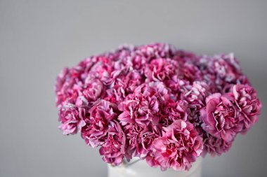 Bir demet karanfil. Avrupa çiçekçisi. Çiçekçi dükkanındaki çiçekçinin işi. Taze kesilmiş çiçek getirdim..