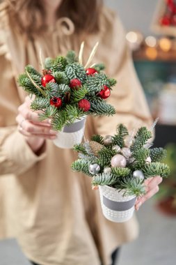Kahve fincanında taze ladin bulunan iki güzel festival düzenlemesi. Noel havası.