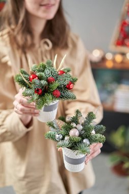 Kahve fincanında taze ladin bulunan iki güzel festival düzenlemesi. Noel havası.