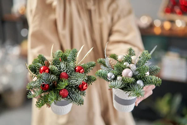 Twee prachtige feestelijke arrangementen van verse sparren in koffie Cup. Kerststemming. — Stockfoto
