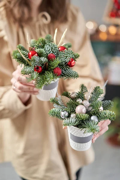 커피 잔에 신선 한 가문비나무로 된 두 가지아름다운 축제 준비. 크리스마스 분위기. — 스톡 사진