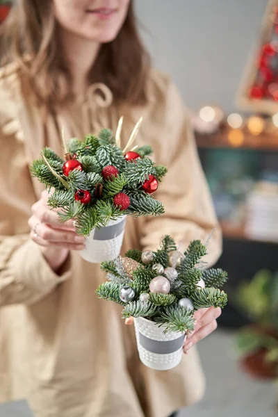 Två vackra festliga arrangemang av färsk gran i kaffekopp. Julstämning. — Stockfoto