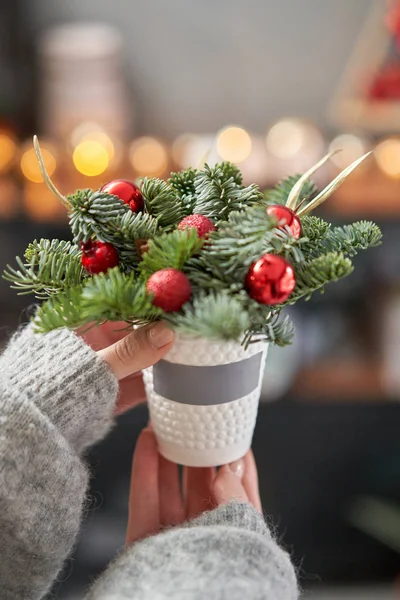 Prachtige feestelijke arrangement van verse sparren in koffie Cup. Kerststemming. Houten tafel — Stockfoto