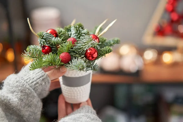 Prachtige feestelijke arrangement van verse sparren in koffie Cup. Kerststemming. Houten tafel — Stockfoto