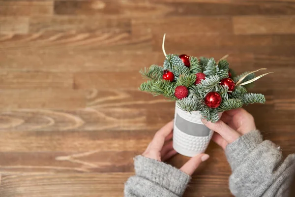 Belo arranjo festivo de abeto fresco na xícara de café. Humor de Natal. Mesa de madeira — Fotografia de Stock