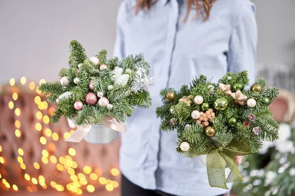 금속 단지에 신선 한 가문비나무를 두 번 준비 한다. 크리스마스 기분이야. 배경에 보이는 갈런드 불빛의 보크. — 스톡 사진