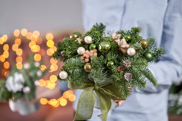 L'umore natalizio. Piccola disposizione di abete fresco in una pentola di metallo. Bokeh di ghirlanda luci su sfondo . — Foto Stock