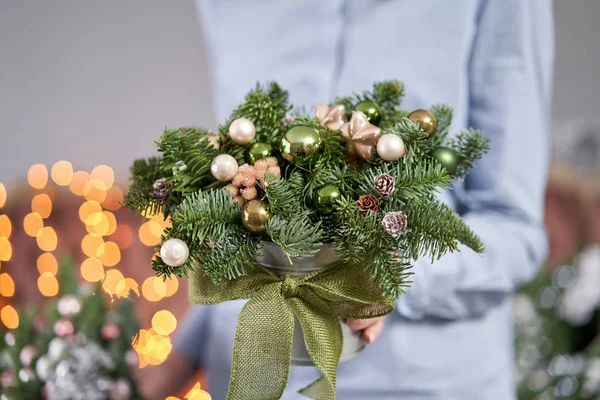 L'umore natalizio. Piccola disposizione di abete fresco in una pentola di metallo. Bokeh di ghirlanda luci su sfondo . — Foto Stock