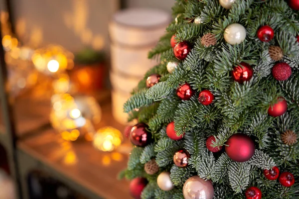 Bela árvore de Natal pequena na mesa de madeira. Bom humor. Lâmpada de guirlanda bokeh no fundo. Papel de parede. Pinheiro e abeto dinamarqueses, Nobilis — Fotografia de Stock