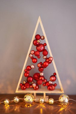 Alternatif ahşap Noel ağacı. El yapımı Noel ağacı ve kırmızı Noel topları..