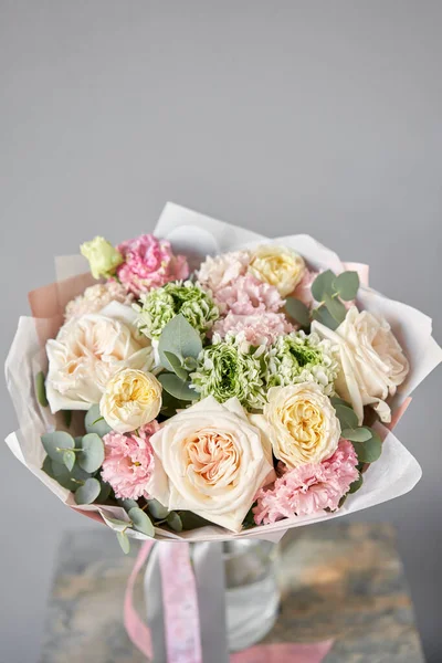 Fleuriste européen. Beau bouquet de fleurs mixtes en vase verre. le travail du fleuriste dans un magasin de fleurs. Livraison fleur fraîche coupée . — Photo