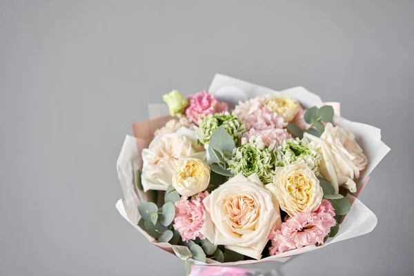 Negozio floreale europeo. Bellissimo mazzo di fiori misti in vaso di Cioccolato. il lavoro del fioraio in un negozio di fiori. Consegna fresco fiore reciso . — Foto Stock