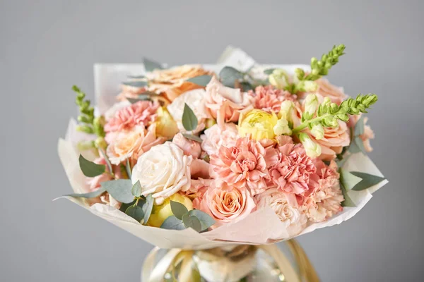 European floral shop. Beautiful bouquet of mixed flowers in glas vase. the work of the florist at a flower shop. Delivery fresh cut flower. — Stock Photo, Image