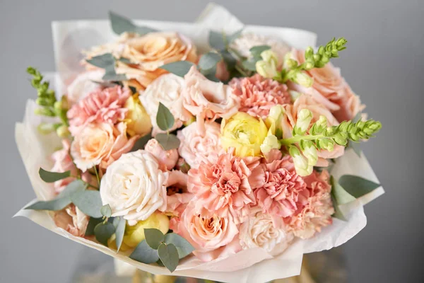 ヨーロッパの花屋だグラス花瓶の混合花の美しい花束。花屋さんのお花屋さんの仕事。新鮮な切り花を配達する. — ストック写真