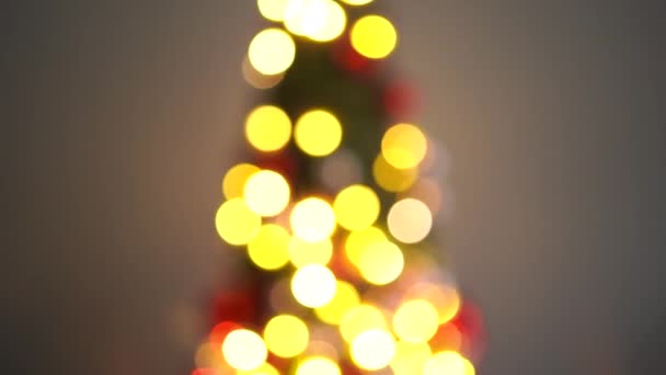 Prachtige kleine kerstboom van mos op houten tafel. Gelukkig humeur. Garland lamp bokeh op de achtergrond. Abstracte vervaging. — Stockvideo