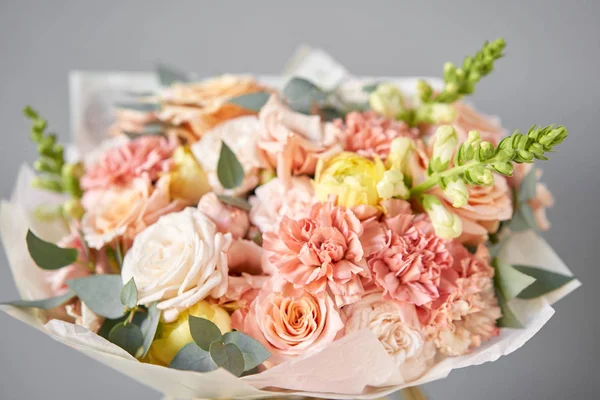 European floral shop. Beautiful bouquet of mixed flowers in glas vase. the work of the florist at a flower shop. Delivery fresh cut flower. — Stock Photo, Image