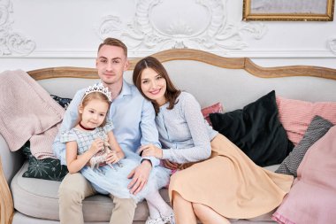 Anne, baba ve küçük kızı seven bir aile. Ebeveynler ve bebek eğleniyor. Mutlu Noeller ve mutlu yıllar. Neşeli güzel insanlar..